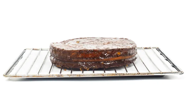 Halve etappe op sacher torte chocolade taart op grid voordat chocola — Stockfoto