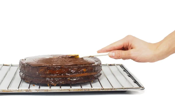 De chef van het gebakje maken laatste raakt aan een sacher chocolade taart — Stockfoto