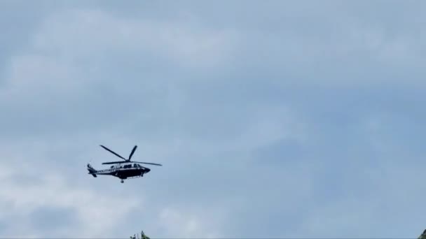 Helicóptero Azul Blanco Policía Rastreando Criminales Flotando Sobre Los Tejados — Vídeo de stock