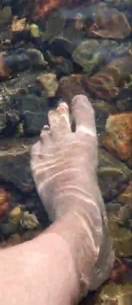Footage Male Foot Receiving Pedicure Fish Salt Water Beach Prebble — Stock Video