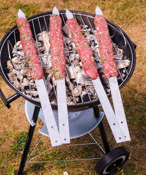 Kömür ızgara şiş kebap hazırlanan bir siyah yuvarlak şekilli — Stok fotoğraf