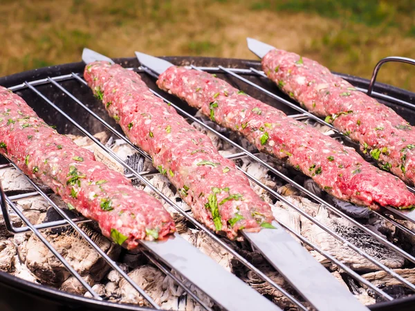 Shish kebab preparato su un barbecue a carbone nero rotondo — Foto Stock