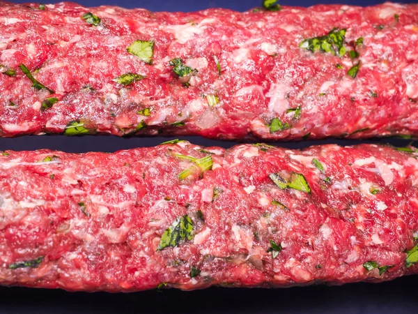 Syrové červené uzemněné maso na ražniči — Stock fotografie