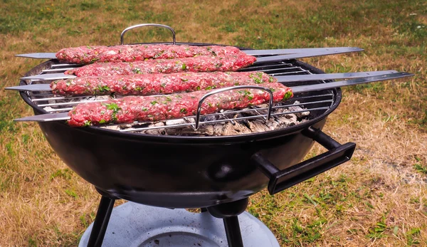 Šíš kebab, připravené na Černé kulaté ve tvaru uhlí grilování — Stock fotografie