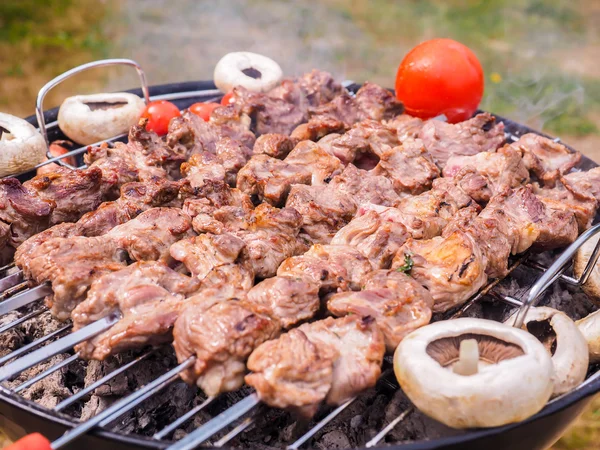 Shish kebab preparato su un barbecue a carbone nero rotondo — Foto Stock