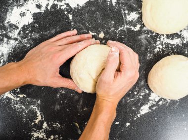 Kara tahta un ile hamur yoğurma eller