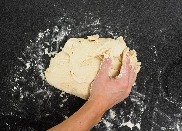 Mani impastando la pasta — Foto Stock