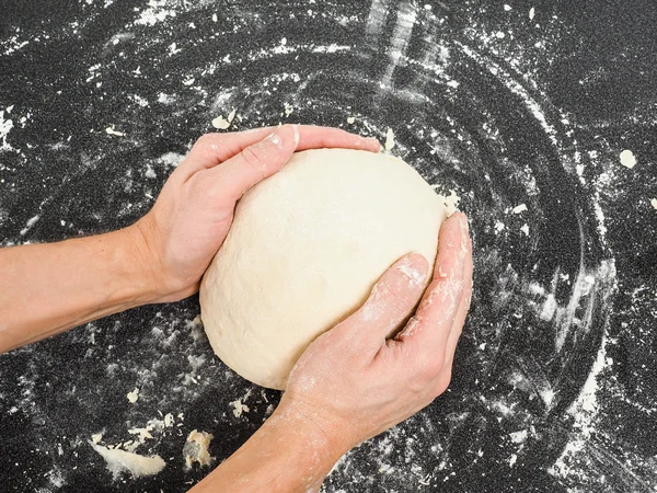 Mãos amassando a massa de farinha Imagem De Stock