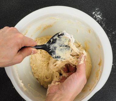 Beyaz plast siyah spatula ile yapışkan bir hamur işleme kişi