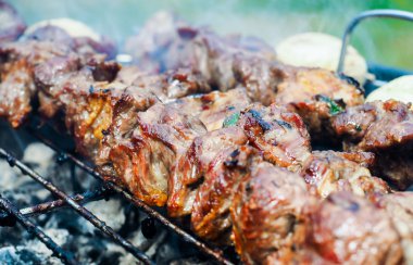 Sulu biftek et şiş ızgara üzerinde üzerinde