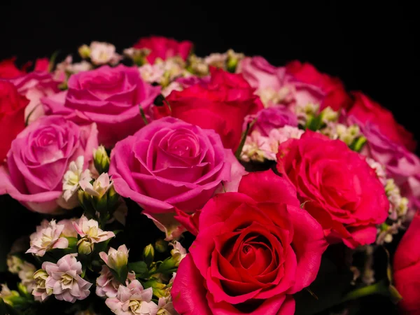 Bouquet of pink roses at closeup towards black background — Stock Photo, Image