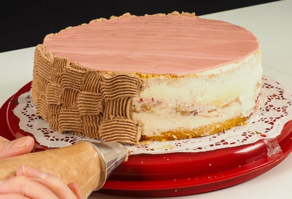 Ciasto zawodowych piekarz Dokonywanie ostateczny szlif z cukiernik — Zdjęcie stockowe
