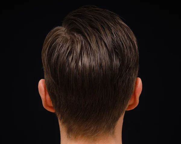 Vista trasera del peinado en persona masculina con cabello castaño en primer plano —  Fotos de Stock