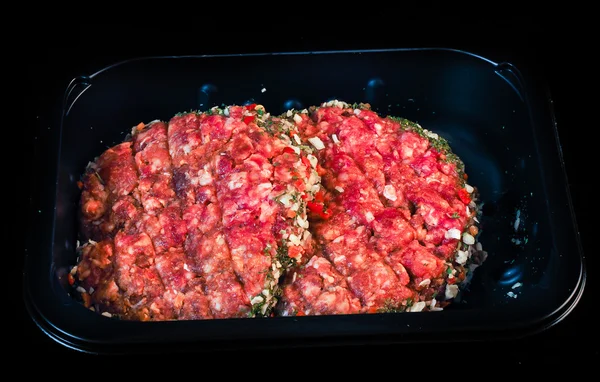 Dva syrové červené hamburgery v černé plastové liště — Stock fotografie