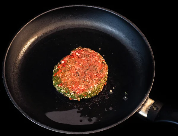 Raw red seasoned hamburger in fry pan — Stock Photo, Image