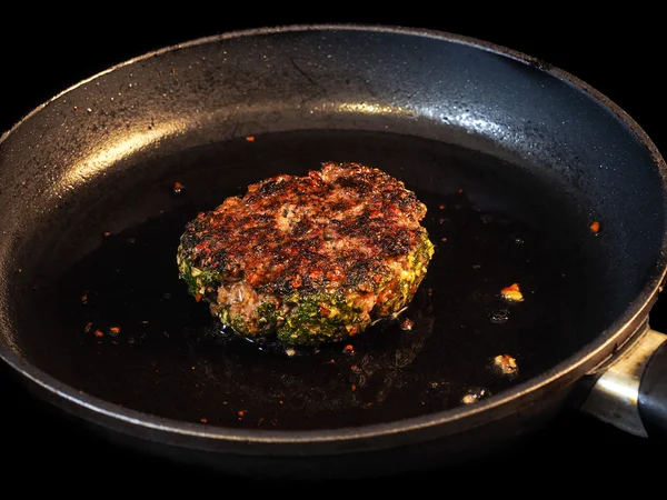 Doorgewinterde hamburger in fry pan bakken — Stockfoto
