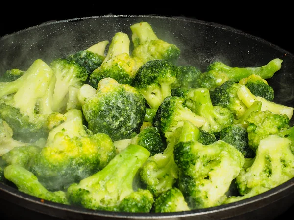 Upptining av frysta gröna broccoli — Stockfoto