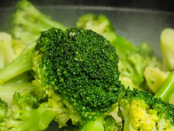 Zbliżenie świeży na parze brokuły zielone — Zdjęcie stockowe