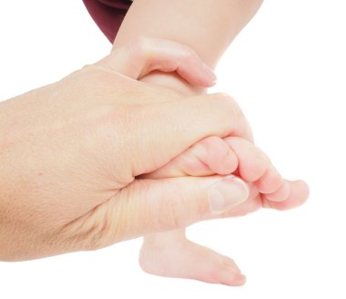 Erkek el havada toddler ayak etrafında sıkıca tutarak