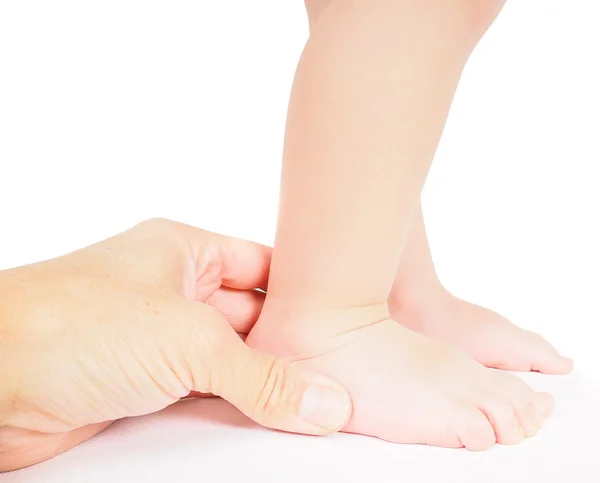 Erkek el wh izole toddler ayak etrafında sıkıca tutarak