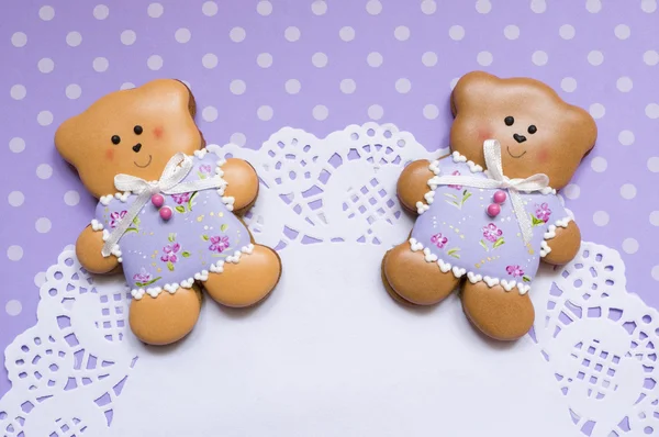 Polka-dot background with honey-cake bears and a napkin — Stock Photo, Image