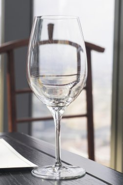 Bir restoranda şarap kadehi