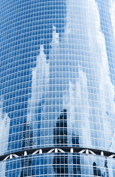 Reflections of clouds in windows of a skyscraper — Stock Photo, Image