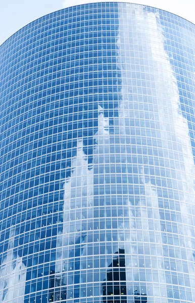 Arranha-céu com reflexos — Fotografia de Stock