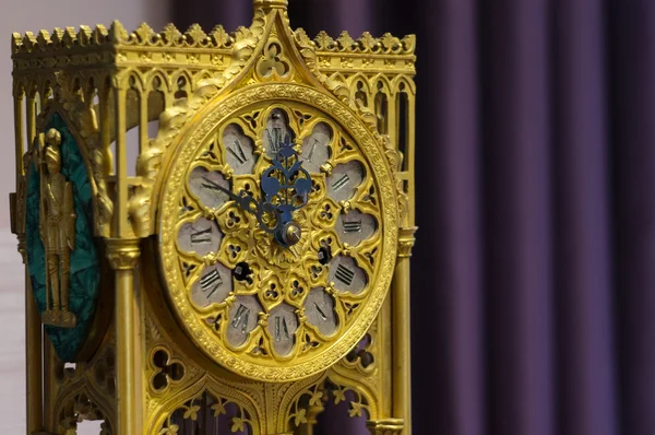 Mantel reloj en estilo gótico — Foto de Stock