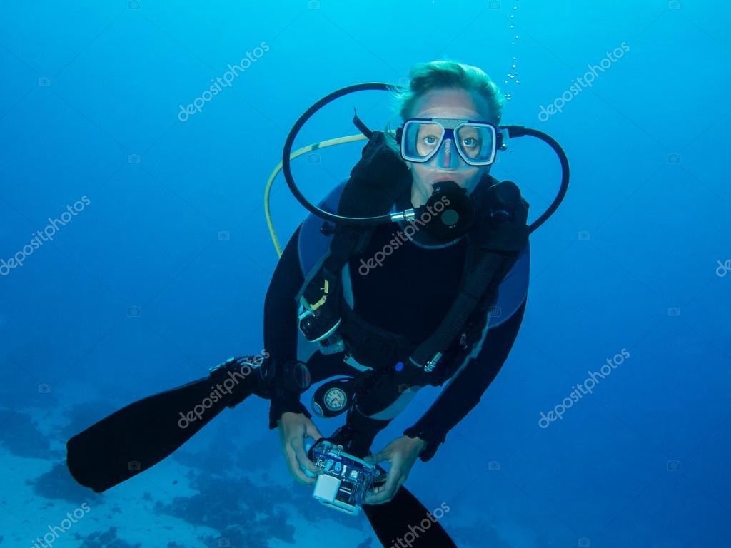 Female scuba diver and underwater photographer — Stock Photo