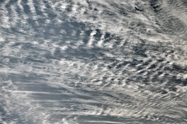 İnanılmaz gökyüzünün sanatsal manzarası. Güzel bulutlar ve gökyüzü yüksek çözünürlüklü gökdelen arka plan için grunge desenli soyut.