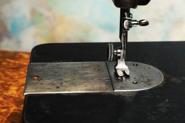 Eski usul dikiş makinelerinin parçaları. Eski tip dikiş makineleri kapanıyor.
