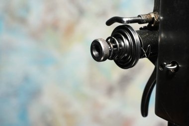 Eski usul dikiş makinelerinin parçaları. Eski tip dikiş makineleri kapanıyor.