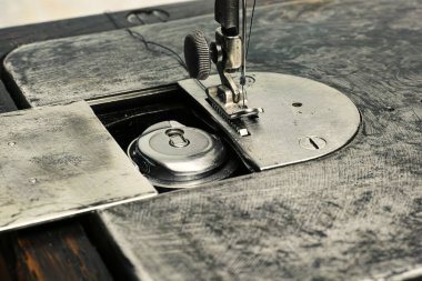 Eski usul dikiş makinelerinin parçaları. Eski tip dikiş makineleri kapanıyor.