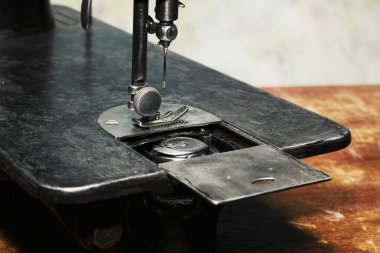 Eski usul dikiş makinelerinin parçaları. Eski tip dikiş makineleri kapanıyor.