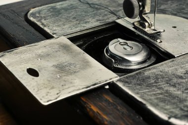 Eski usul dikiş makinelerinin parçaları. Eski tip dikiş makineleri kapanıyor.
