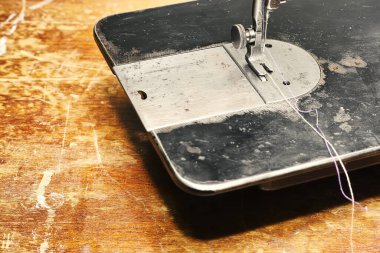 Eski usul dikiş makinelerinin parçaları. Eski tip dikiş makineleri kapanıyor.