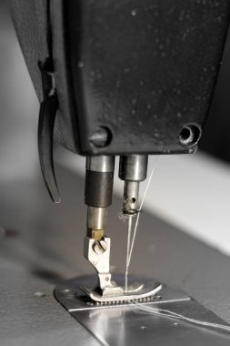 Çalışma alanı ve ışıklandırma seçenekleri seçici odaklı renk tonu dikiş makinesi.