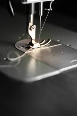 Çalışma alanı ve ışıklandırma seçenekleri seçici odaklı renk tonu dikiş makinesi.