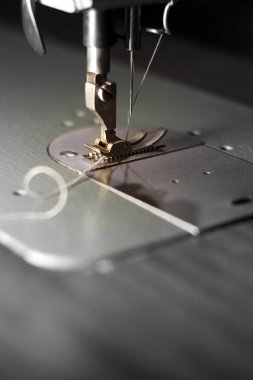 Çalışma alanı ve ışıklandırma seçenekleri seçici odaklı renk tonu dikiş makinesi.