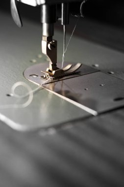 Çalışma alanı ve ışıklandırma seçenekleri seçici odaklı renk tonu dikiş makinesi.