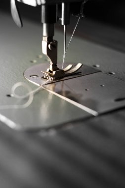 Çalışma alanı ve ışıklandırma seçenekleri seçici odaklı renk tonu dikiş makinesi.