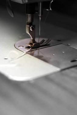 Çalışma alanı ve ışıklandırma seçenekleri seçici odaklı renk tonu dikiş makinesi.