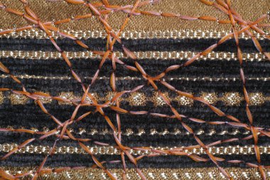 Dekor için yoğun mobilya kumaşları üzerine güzel bir süs olarak zig-zag dikiş.