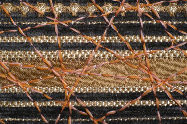 Dekor için yoğun mobilya kumaşları üzerine güzel bir süs olarak zig-zag dikiş.