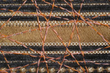 Dekor için yoğun mobilya kumaşları üzerine güzel bir süs olarak zig-zag dikiş.