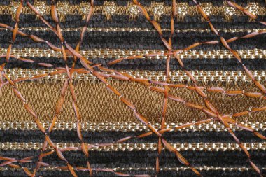 Dekor için yoğun mobilya kumaşları üzerine güzel bir süs olarak zig-zag dikiş.