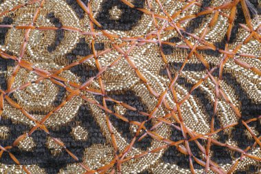 Dekor için yoğun mobilya kumaşları üzerine güzel bir süs olarak zig-zag dikiş.