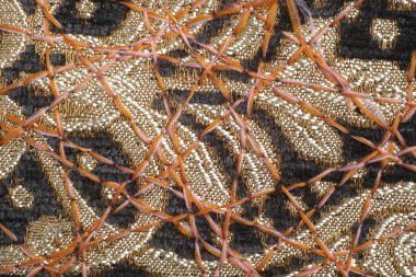 Dekor için yoğun mobilya kumaşları üzerine güzel bir süs olarak zig-zag dikiş.