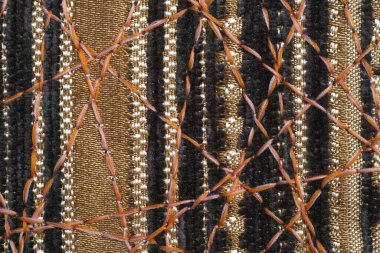 Dekor için yoğun mobilya kumaşları üzerine güzel bir süs olarak zig-zag dikiş.